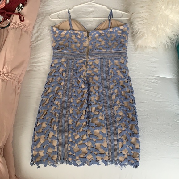 Mini dress with blue lace pattern - Picture 2 of 3